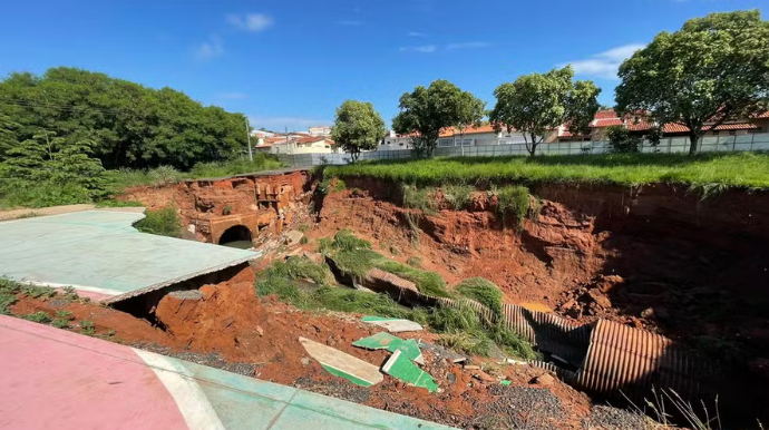 Após um ano, cratera que engoliu praça de Tupã continua aberta — Foto: Aline Albuquerque/TV TEM