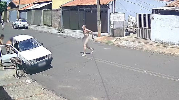 Polícia apreendeu duas facas que teriam sido utilizadas no crime — Foto: Reprodução/Câmera de segurança