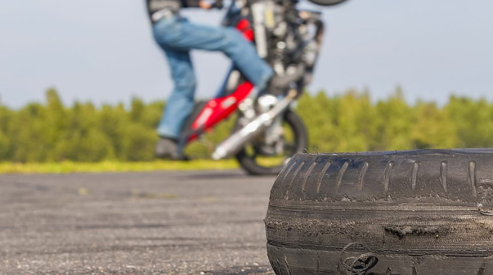 Jovem morre após empinar motocicleta, perder o controle da direção e colidir contra poste de iluminação