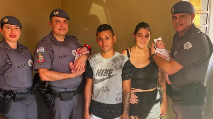Pai da criança correu até a base da polícia para pedir ajuda para filha engasgada — Foto: Divulgação