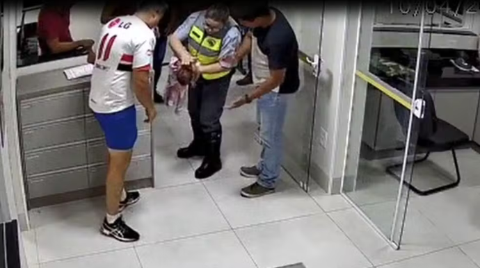 Policiais rodoviários salvam bebê engasgada em Marília — Foto: Câmera de segurança/ Reprodução