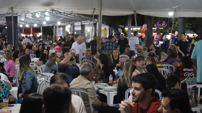 Feira da Solidariedade termina com almoço da APAE e show de prêmios