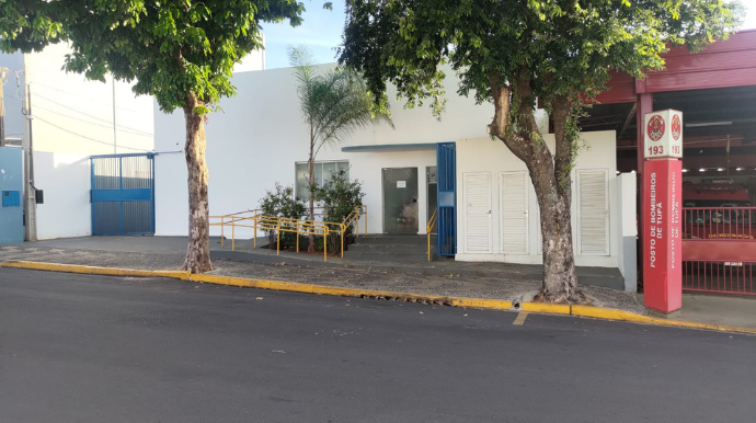 Foi aberto o prazo de recadastramento para taxista autônomo titular e auxiliar 2024. Esses profissionais devem procurar a Subsecretaria de Segurança Trânsito entre os dias 15 de abril e 15 de maio, na Rua Tapajós, 240, centro, ao lado do Corpo de Bombeiros.Para o recadastramento é preciso levar os seguintes documentos para fazer a vistoria: CNH categoria B,C, D ou E, com observação que exerce atividade remunerada; curso de relações humanas, direção defensiva, primeiros socorros, mecânica e elétrica básica de veículos, promovido por entidade reconhecida pelo respectivo pelo respectivo órgão autorizado (curso de táxi de acordo com a Resolução Nº 456-2013 e Lei Nº 12.468-2011). Também será necessário apresentar CRLV de veículo de sua propriedade; documento que comprove a inscrição como segurado do Instituto Nacional do Instituto Social-INSS (carteira de trabalho e Previdência Social), documento que comprove situação de aposentado, extrato de contribuição do INSS, extrato de beneficio, além de Certidão Negativa de Débitos Municipal, Certidão Negativa de Débitos Estadual e Certidão de Pontuação da CNH (não cometido infração grave ou gravíssima nos últimos 12 meses). A relação de documentos necessários inclui ainda alvará de autônomo; Certidão negativa de antecedentes criminais, expedida a menos de 30 dias; comprovante de residência em Tupã, Inspeção Veicular (será feita por servidores da Subsecretaria de Trânsito); declaração de não possuir outro cadastro no município e declaração com firma reconhecida do proprietário do táxi que vai dirigir (caso o mesmo seja motorista auxiliar). Já para a vistoria do veículo é preciso estar em ordem os seguintes dispositivos: espelhos retrovisores direito, esquerdo e interno; pala interna; faróis principais dianteiros de cor branca ou amarela; luzes de posição dianteira (faroletes) de cor branca ou amarela; lanternas de posição traseiras de cor vermelha; setas e lanternas de freio de cor vermelha. Serão vistoriados também a lanterna de marcha a ré, de cor branca; lanterna de iluminação de placa traseira, de cor branca; pneus que ofereçam condições de segurança; luminosos coma placa Táxi, cintos de segurança para todos os passageiros, triângulo, macaco, chave de roda, estepe, chave de fenda ou outra ferramenta apropriada para a remoção de calotas, além de tabelas de preços (afixada) e higiene do veículo. De acordo com a Subsecretaria de Segurança Trânsito, atualmente estão cadastrados na Subsecretaria de Trânsito 38 taxistas que estão distribuídos em 7 pontos de taxi da cidade e no distrito de Varpa.
