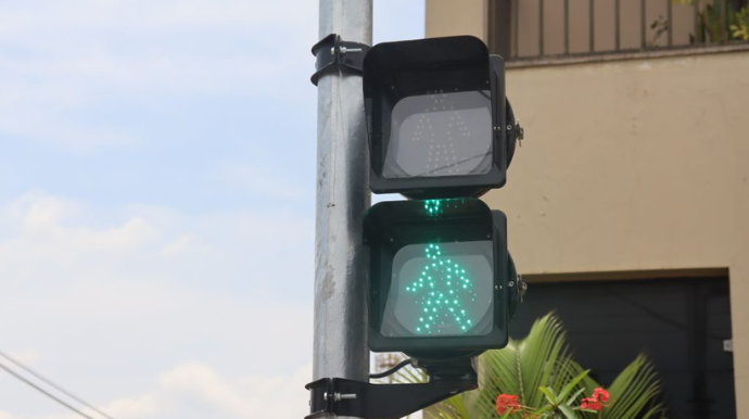 Dispositivo eletrônico para pedestres é instalado em semáforos de Tupã