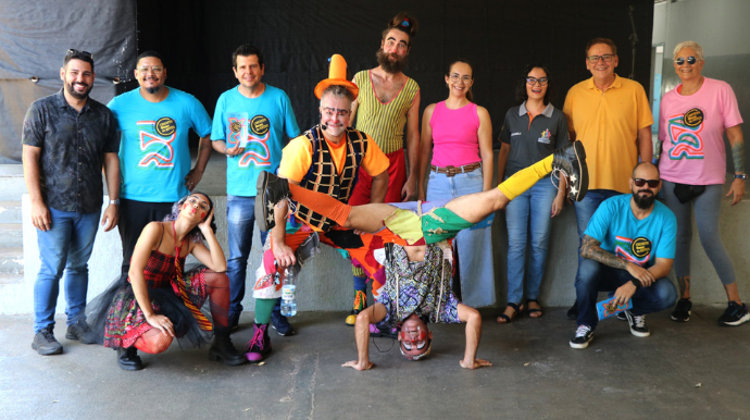 Escolas recebem trupe circense em divulgação do Circuito Sesc de Artes