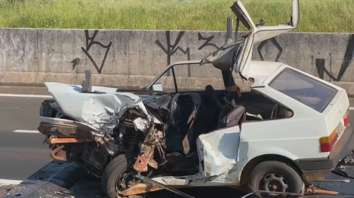 Idosos morre após entrar na contramão da SP-321 e colidir veículo com carro — Foto: Reprodução/TV TEM