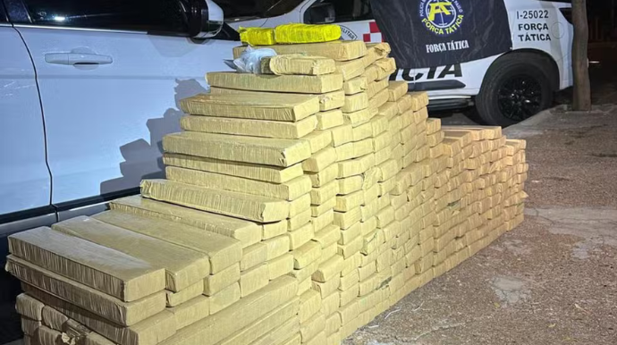 Dupla é presa com mais de 400 kg de maconha em veículo, em Osvaldo Cruz (SP) — Foto: Polícia Militar