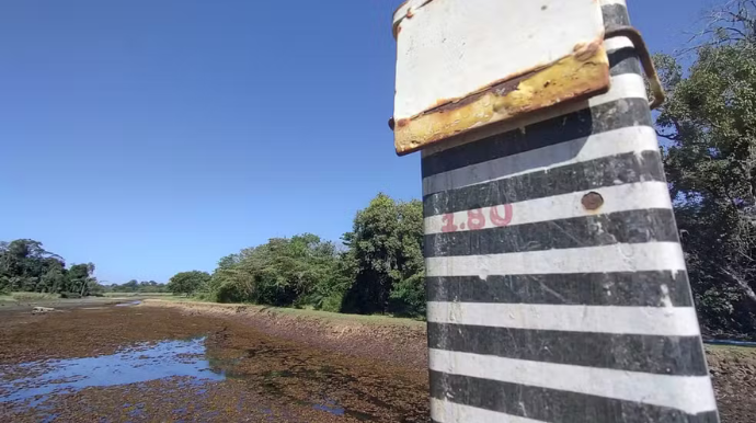 Lagoa de captação do Batalha em Bauru está com nível abaixo de 1,80 metro — Foto: Cesar Evaristo/TV TEM